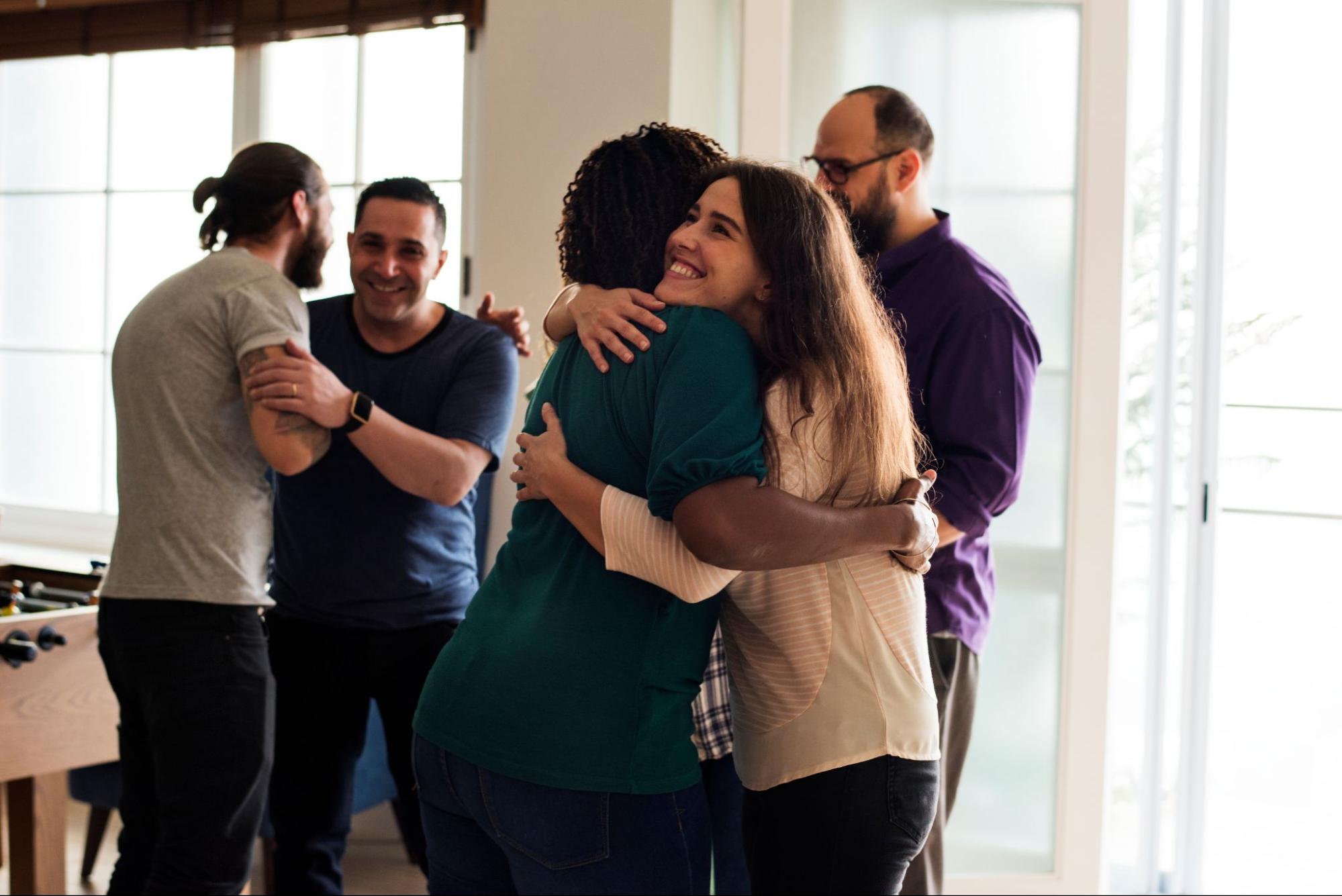 Friends Hugging Each other ©Rawpixel.com