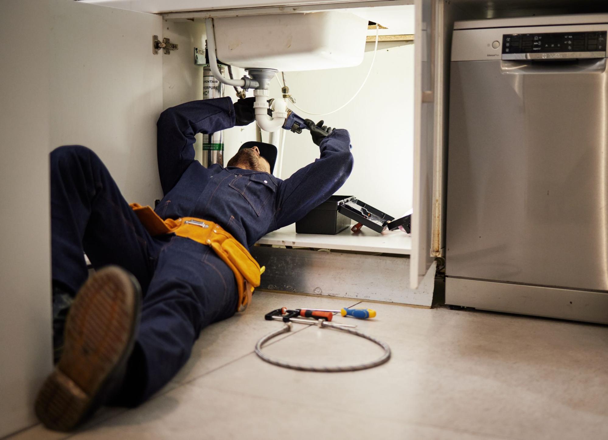 plumber checking ou the sink ©PeopleImages.com - Yuri A