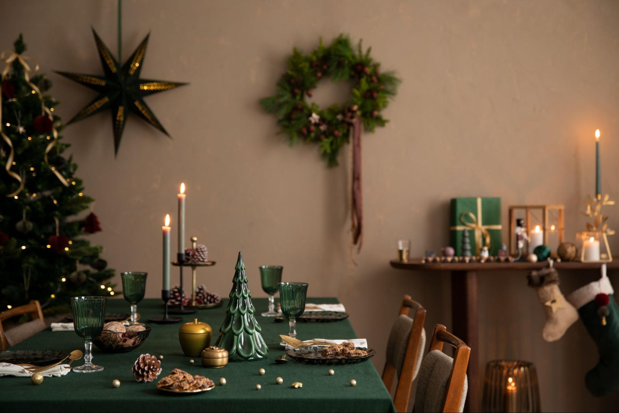 Holiday Decor on the dining room table
©Followtheflow