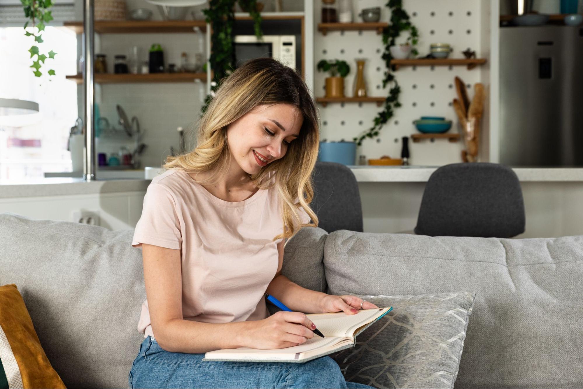 Young girl sitting on couch with a notebook
©Srdjan Randjelovic