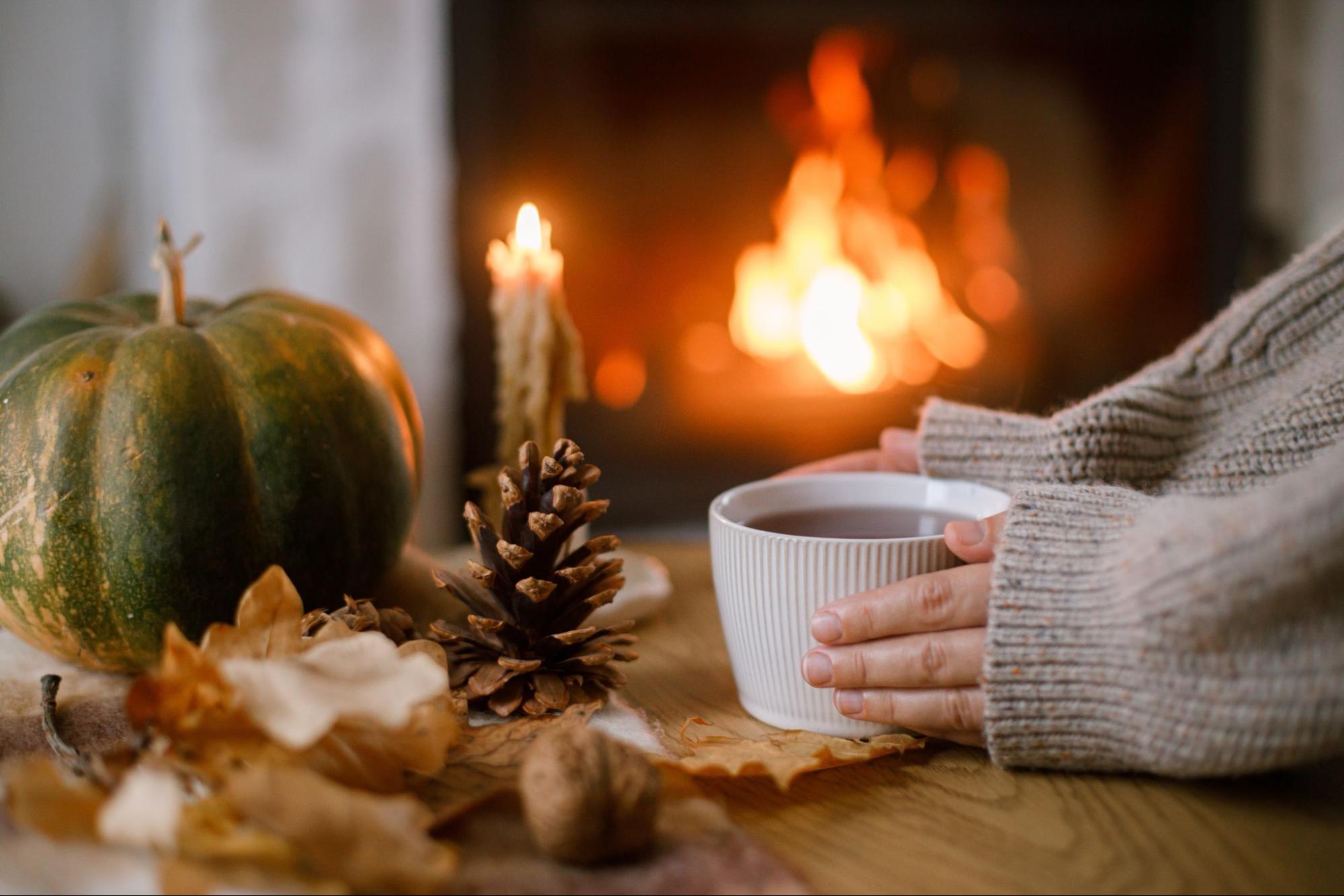 Girl with coffee cup next to autumn decor and Fire
©Bogdan Sonjachnyj