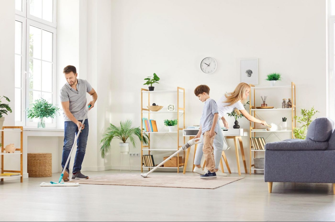 family cleaning together ©Studio Romantic