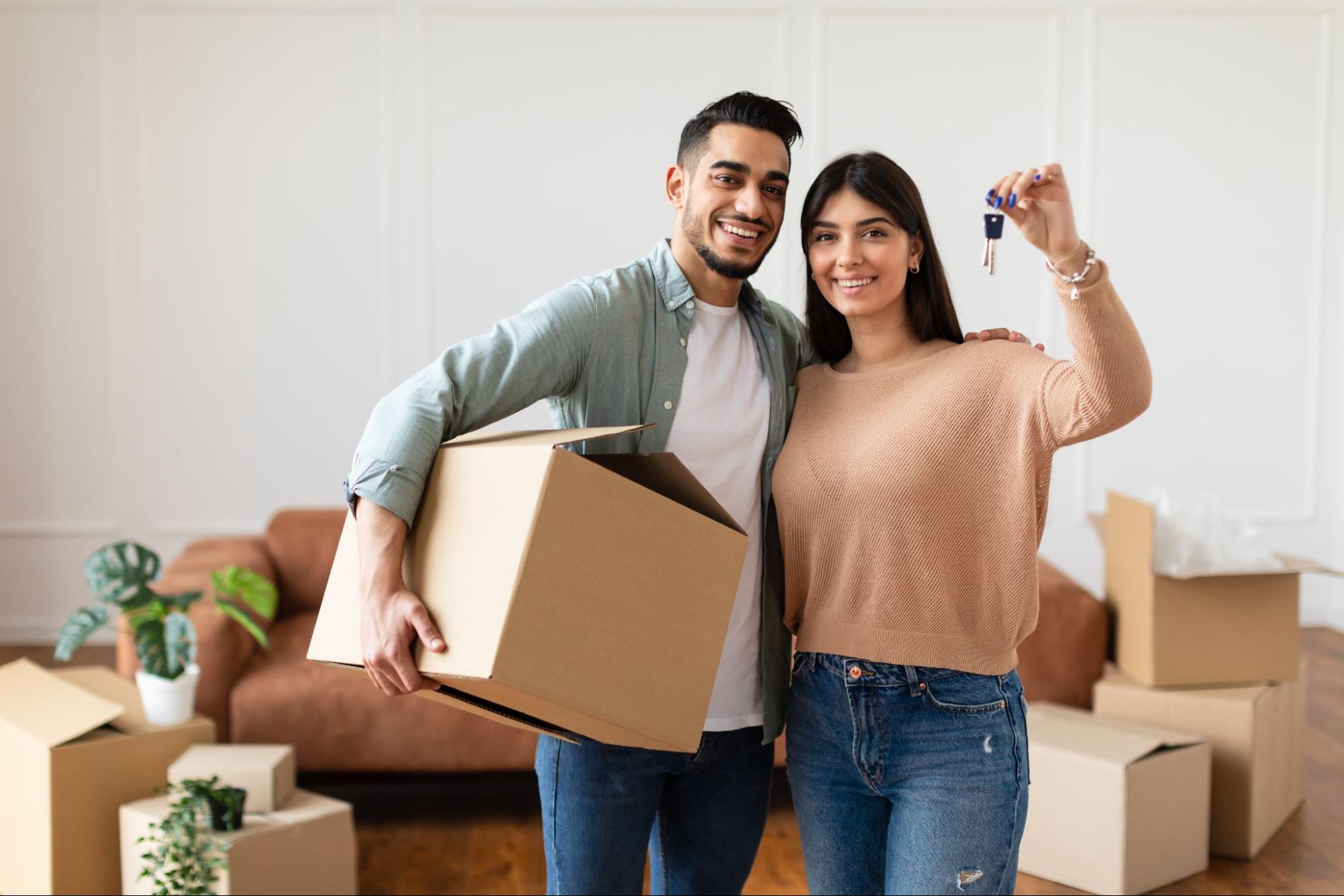 couple moving with boxes ©Prostock-studio